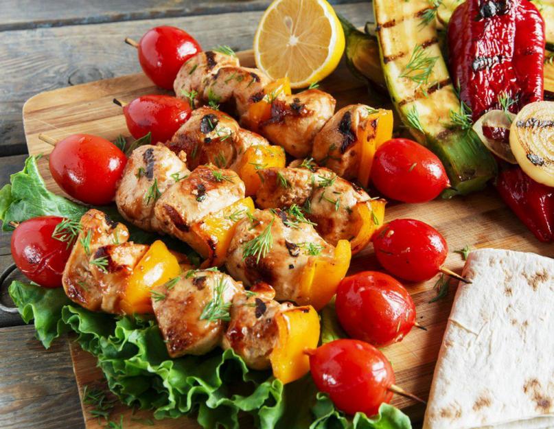 Brochette de poulet : les marinades pour poulet les plus délicieuses pour rendre la viande juteuse et moelleuse.  Comment cuisiner la bonne viande pour le barbecue ?  Comment choisir la bonne viande de poulet pour le barbecue