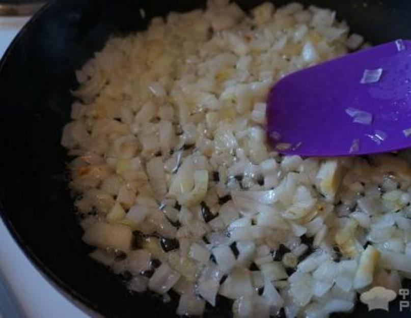 Comment faire des pâtes spaghetti avec de la viande hachée.  Seconde simple : cuisinez des pâtes avec de la viande hachée et du concentré de tomate.  Recette de pâtes à la viande hachée et concentré de tomate