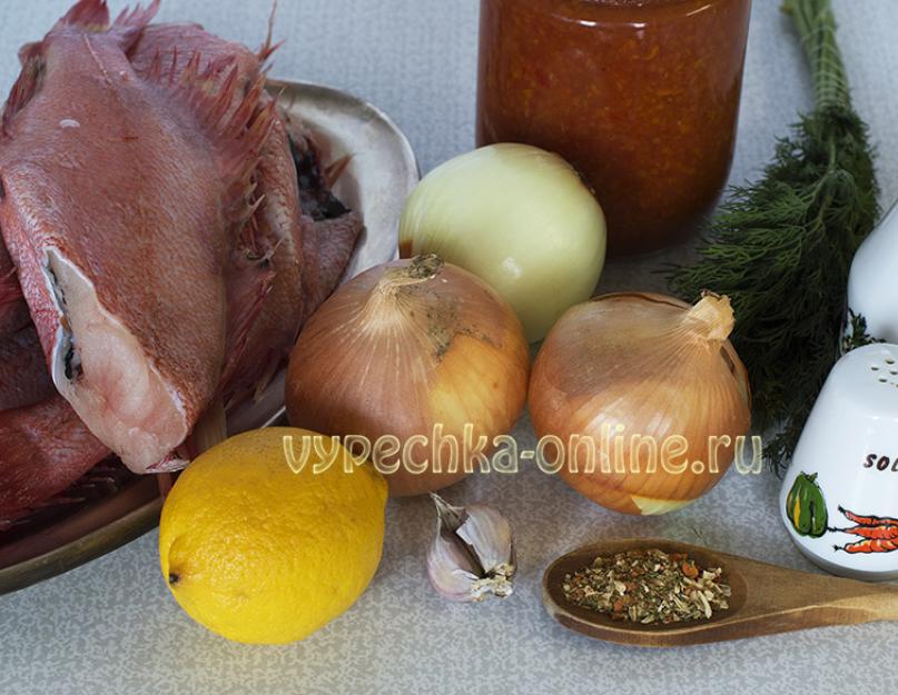 Bar aux légumes dans une poêle.  Bar tendre au four.  Filet de perche cuit à la crème sure en papillote