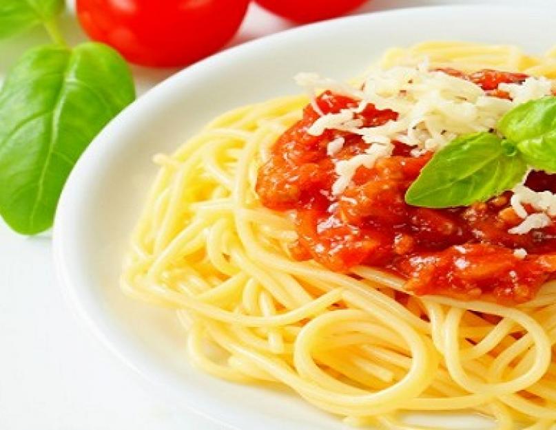 Spaghetti bolognaise aux tomates fraîches et céleri.  Sauce bolognaise maison.  Vidéo : Pâtes bolognaises au vin rouge