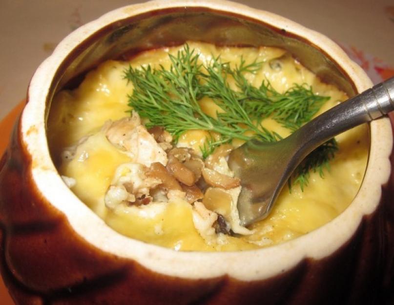 Лисички с картошкой в горшочках. Лисички с картошкой в горшочках. Картошка с курицей и грибами в горшочках. Лисички с картошкой в горшочках. Жаркое с лисичками в горшочках.