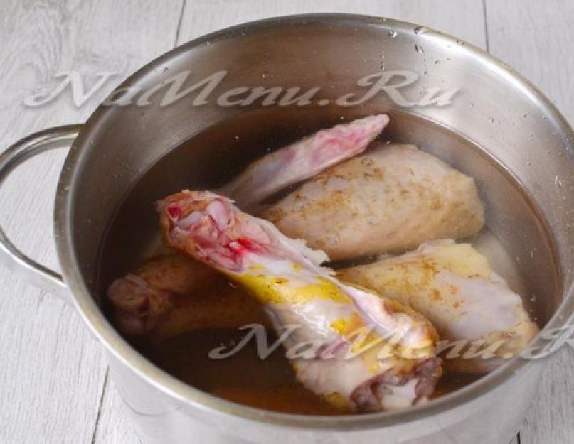 Comment faire cuire un bouillon de poulet clair avec des nouilles.  Comment préparer le bon bouillon de poulet avec des nouilles maison