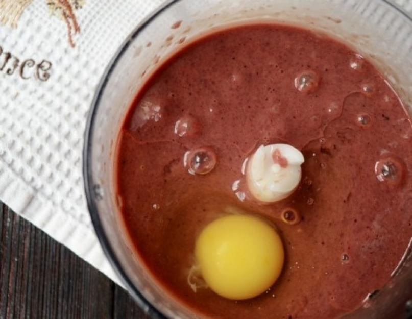 Le gâteau au foie est la meilleure recette.  Pour le remplissage et la décoration.  Garniture de concombres marinés et de maïs bouilli