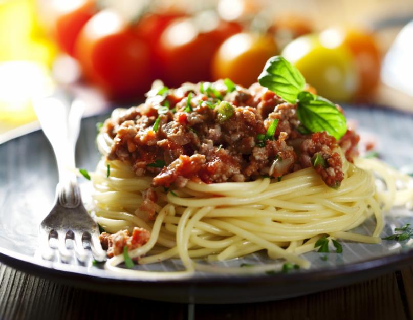 Простое второе: готовим макароны с фаршем и томатной пастой. Рецепт спагетти с фаршем