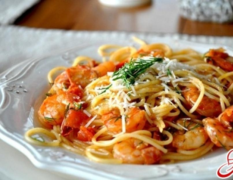 Жареные креветки с макаронами рецепт. Паста с креветками в сливочно-чесночном соусе. Спагетти с креветками и помидорами черри