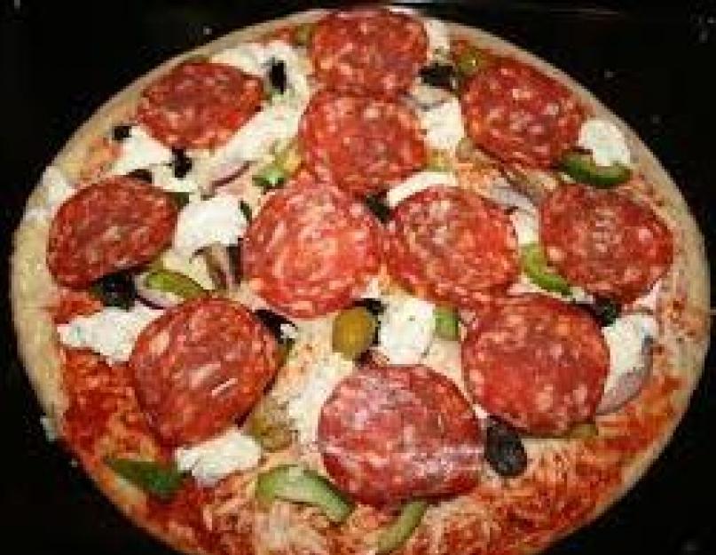 Пицца с помидорами и колбасой. Домашняя пицца с колбасой и сыром