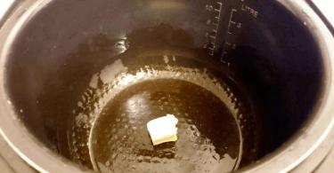 Yavaş bir tencerede suyla yulaf ezmesi: pişirme özellikleri ve tarifler