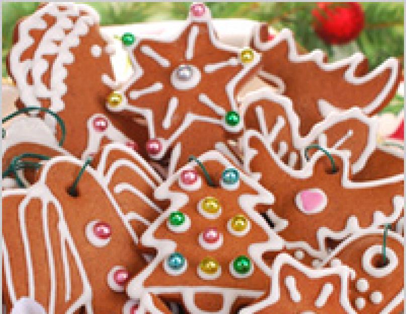 Des biscuits qui peuvent être accrochés au sapin de Noël.  Biscuits pour le sapin de Noël.  Biscuits du Nouvel An et de Noël : traditions