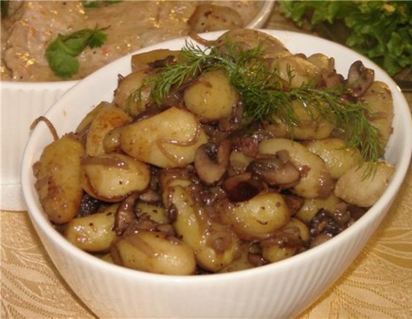 Картошка с грибами и мясом в мультиварке. Тушеная картошка с грибами. Картофель тушеный с грибами. Тушеная картошка с шампиньонами. Картошка с шампиньонами в мультиварке.