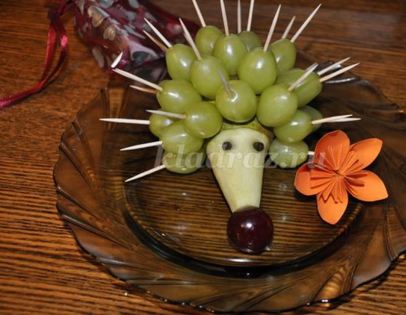 Décors de fruits originaux.  Service de fruits original pour une fête d'enfants