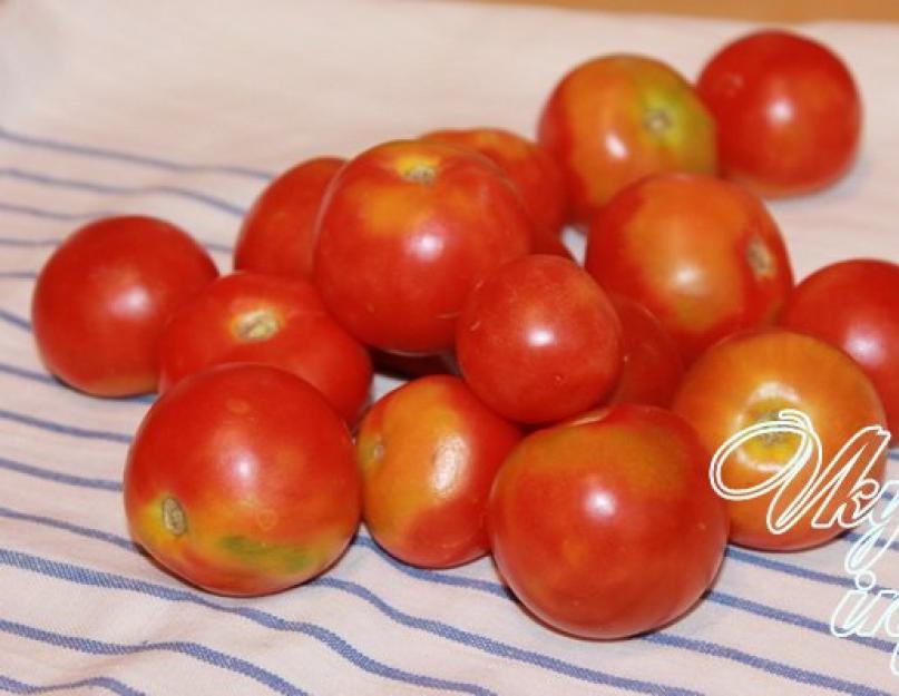איך לקצוץ עגבניות לשימורים.  עגבניות משומרות הן המתכונים הטעימים ביותר.  אצבע ללקק עגבניות ירוקות בצנצנות