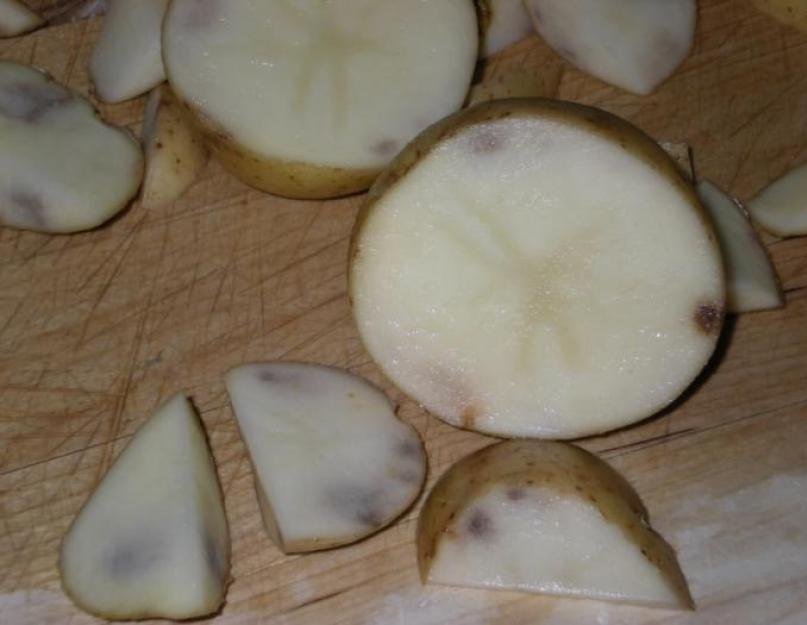 Почему почернела картошка когда сварилась. Почему картофель темнеет во время варки? Что можно и нужно делать, чтобы овощ не потемнел