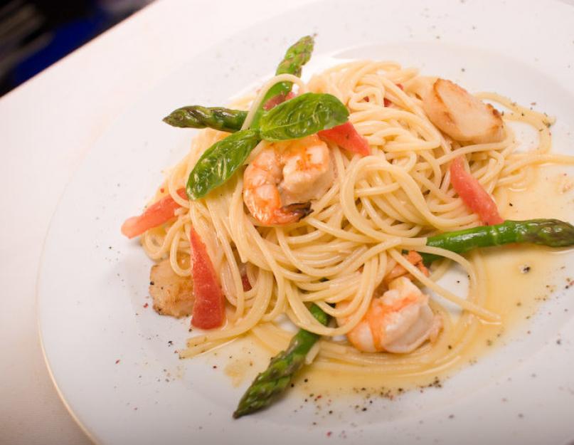 Черная паста с креветками. Черные спагетти в томатном соусе с морепродуктами - Good things