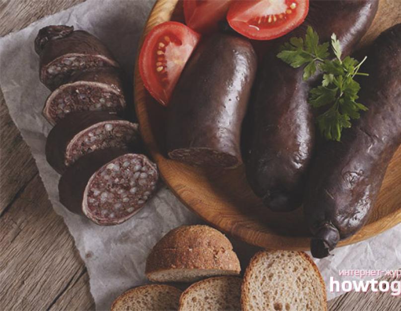 Recette de soupe de sang maison au sarrasin et au riz.  Le boudin fait maison est un plat national ukrainien.  Diverses recettes de boudin à la maison avec saindoux, sarrasin, semoule, crème