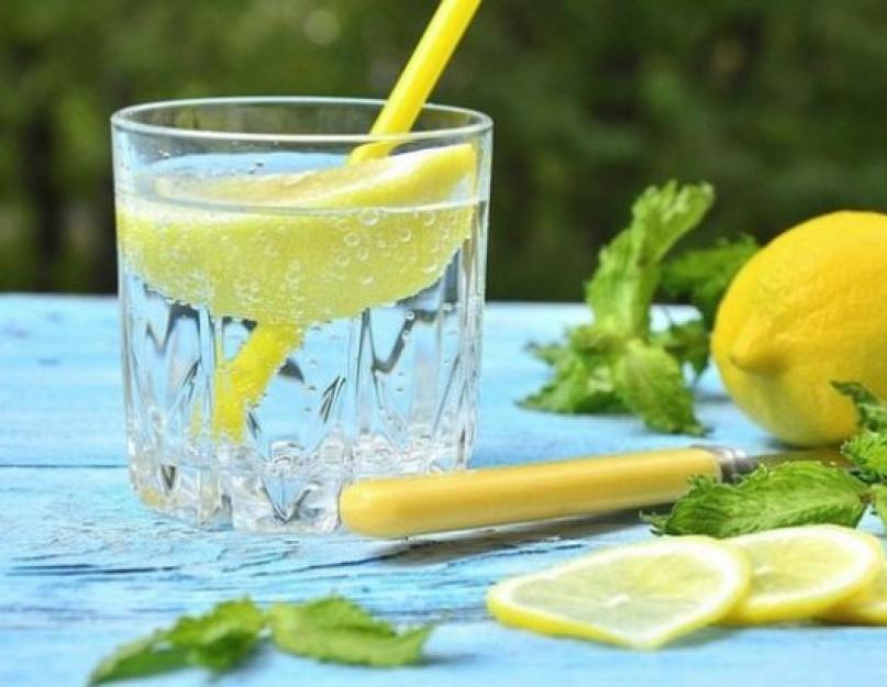 Avantages de l'eau au citron pour perdre du poids.  Les avantages et les inconvénients du jus de citron.  Jus de citron à jeun.  Pour les femmes enceintes et allaitantes : eau citronnée