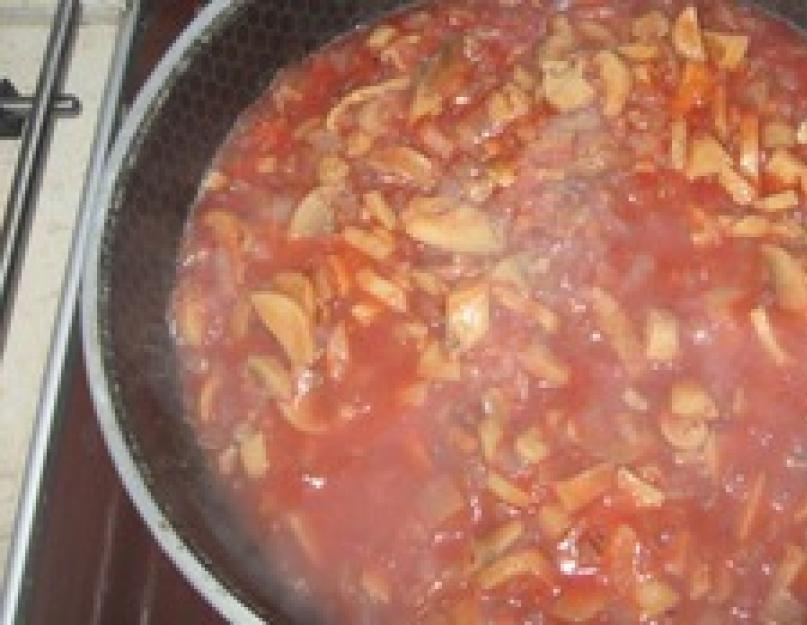 Грибы с томатной пастой и луком. Как приготовить грибы в томатном соусе на зиму – рецепт идеальных рыжиков в томатной заливке. Закуска из грибов, маринованных на зиму в томатном соусе
