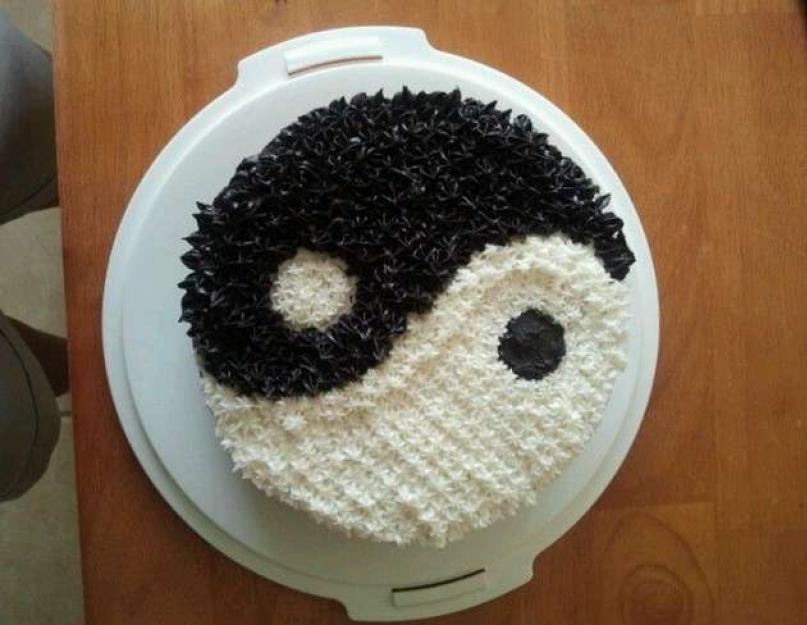Yin yang pasta dekorasyonu.  “Yin ve Yang” kremalı ev yapımı çikolatalı kek.  Çikolatalı kek “Yin ve Yang” pişirme