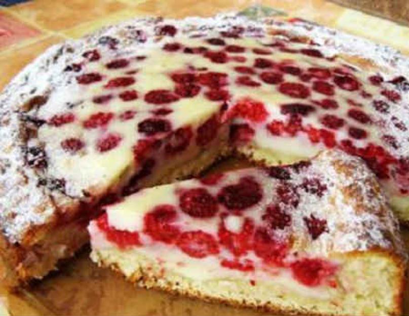 Tarte aux framboises à base de pâte brisée.  Tarte aux framboises à base de pâte brisée fourrée.  Tarte simple aux framboises à base de pâte brisée