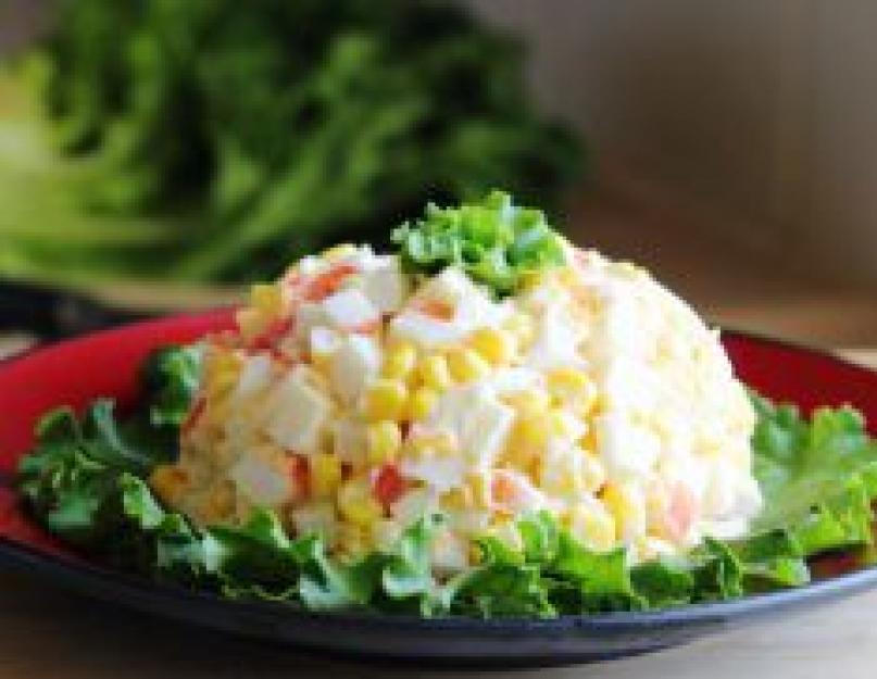 Крабовый салат с кукурузой, огурцом и рисом. Крабовый салат с огурцом
