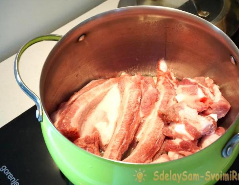 Свиные ребра с картошкой тушеные на сковороде. Как приготовить свиные рёбрышки с картошкой в духовке смотрим на видео из youtube. Свиные ребрышки с картошкой в рукаве – рецепт