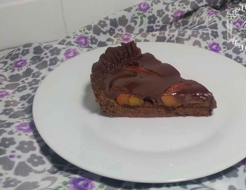 Tarte au chocolat aux pêches et pommes.  Tarte aux pêches au chocolat Tarte aux pêches et au chocolat blanc