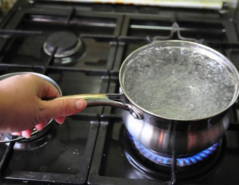 Comment faire bouillir de l’eau dans une bouteille en plastique sur un feu ?  Ce que fait l'eau bouillante à plusieurs reprises