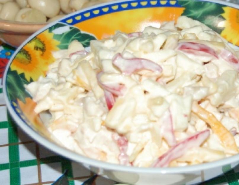 Salade de jambon fumé et croûtons.  Salade de croûtons et poulet fumé.  Salade de boeuf et croûtons