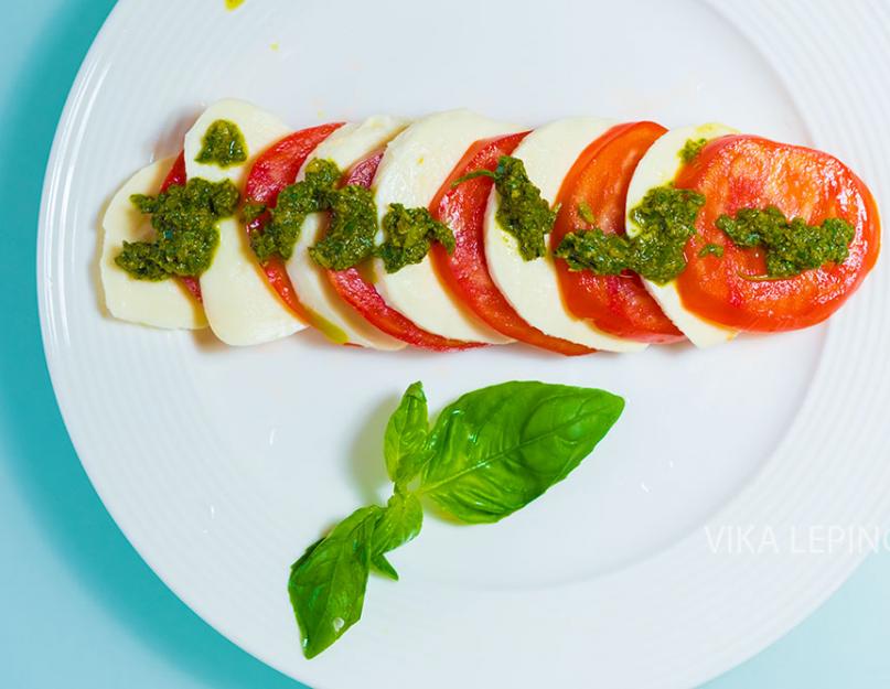 Салат из моцареллы и оливок. Салат с моцареллой и помидорами — привет из Италии! Для приготовления закуски потребуются