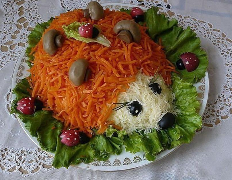 Салат Ёжик с корейской морковью. Салат с курицей, грибами и корейской морковью