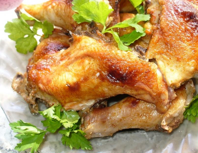 Pommes de terre au four avec poulet au four.  Poulet entier cuit avec pommes de terre au four.  Avec des champignons ajoutés