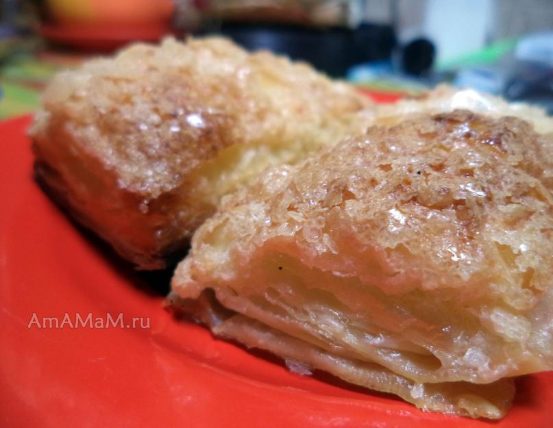 Langues feuilletées à base de pâte feuilletée toute prête.  Langues au sucre de pâte feuilletée.  Langues de pâte feuilletée prêtes à l'emploi