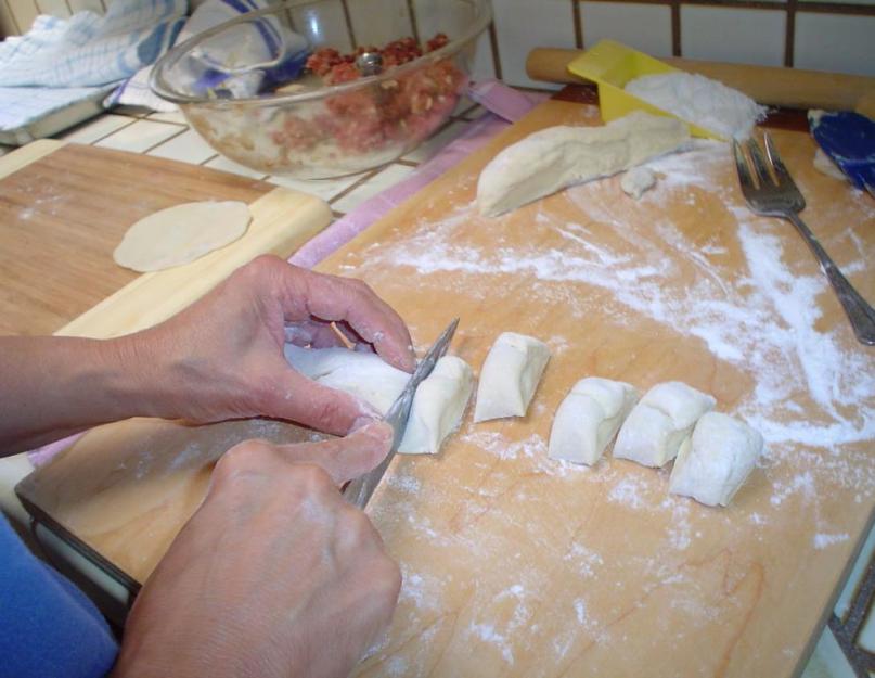 Pâte sans levain sur un vak belyashi.  Vak belyash à base de pâte feuilletée.  Vak belyash à la citrouille et au poulet