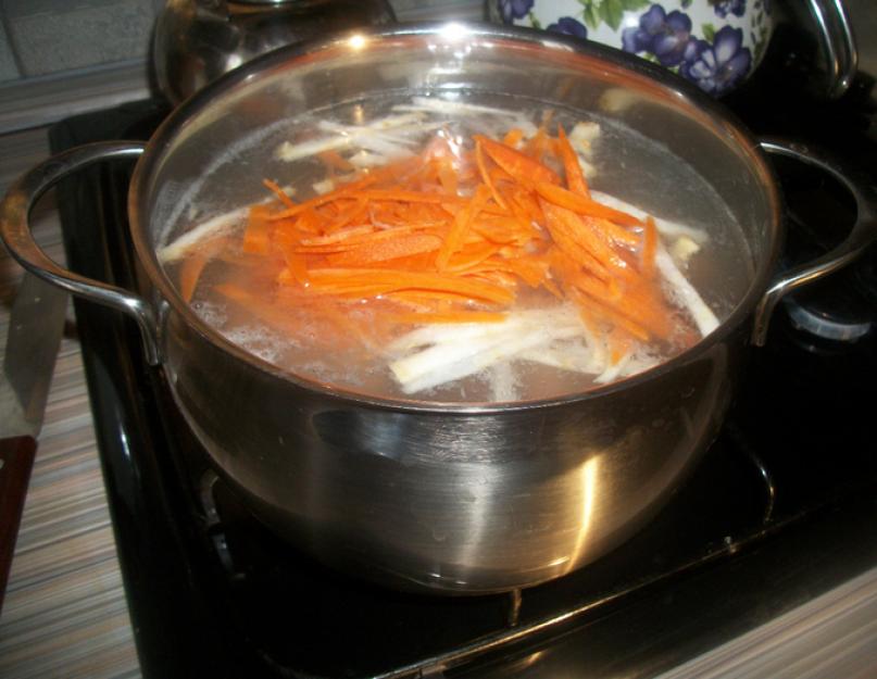 Варка овощей. Что быстрее варится капуста или картошка. Как резать картошку на щи. Что раньше класть в щи картошку или капусту.