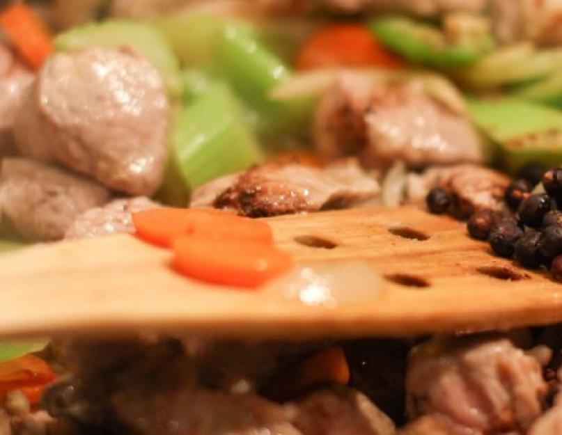 Délicieux ragoût de viande.  Ragoût de légumes avec viande et pommes de terre.  Pour ce plat insolite il vous faudra