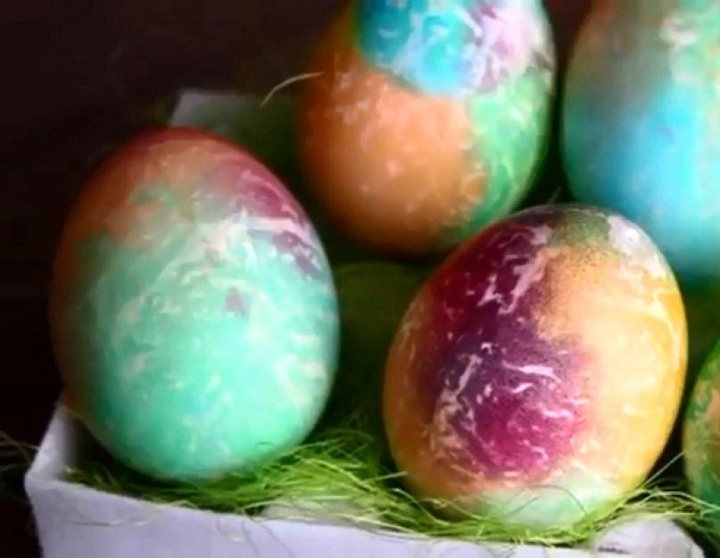 Oeufs colorés DIY.  Beau ciel étoilé sur les œufs de Pâques.  Comment teindre des œufs en chiffons sans colorants