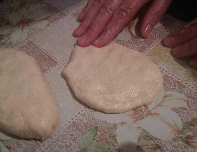 Comment faire des tartes rondes.  Comment former des tartes triangulaires à partir de pâte levée fourrée, instructions étape par étape avec photos.  Tartes à la pâte feuilletée