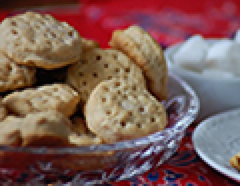 Cuisine monastique orthodoxe.  Nous préparons l'hiver.  Suggérons de faire des aubergines à l'ail.  Les aubergines petites et moyennes sont utilisées pour le marinage.  Compote de fruits secs