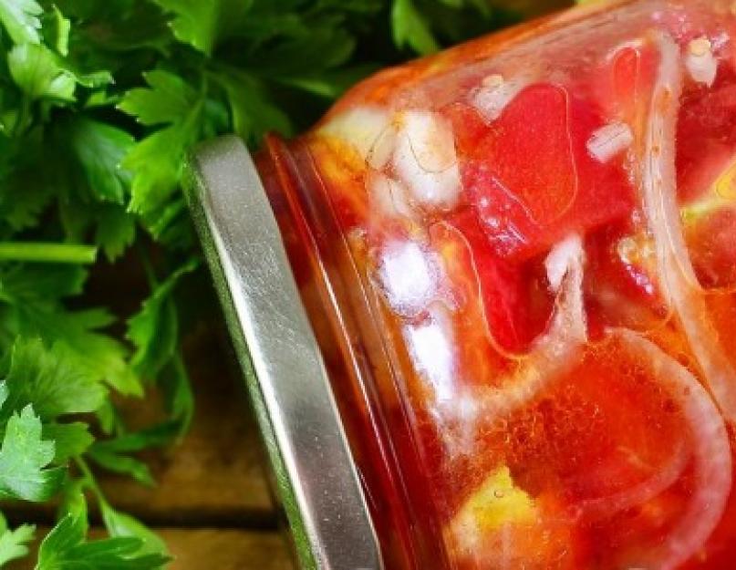 Comment préparer les tomates et les oignons pour l'hiver.  Moitiés de tomates avec oignons et beurre.  Petites astuces pour mettre les tomates en conserve