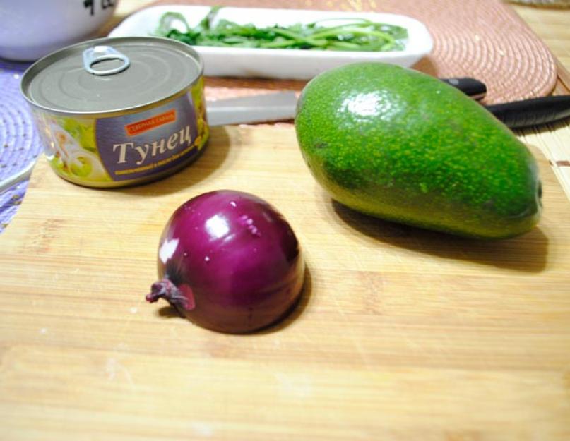 Салаты с авокадо, рецепты с фото простые и вкусные. Лодочки из помидоров с креветками и кремом из авокадо. Салат из авокадо с тунцом