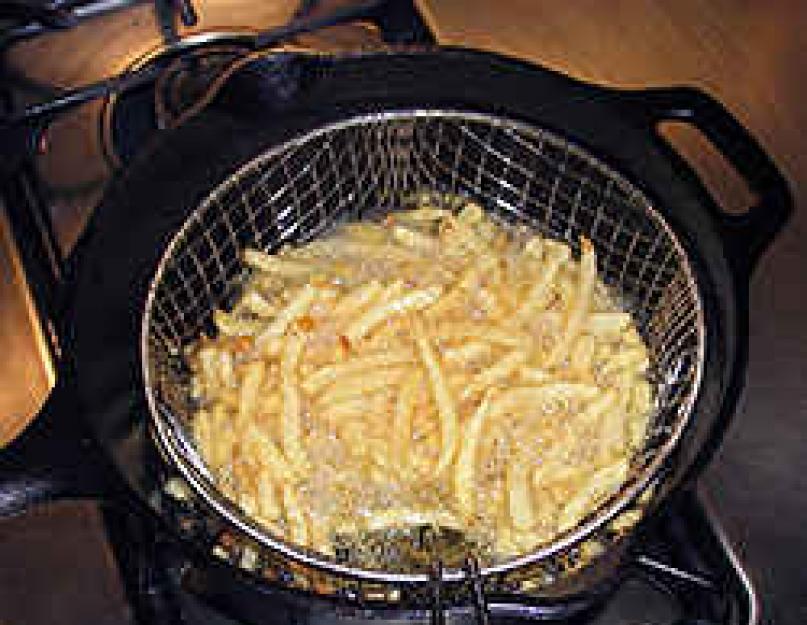 Рецепт самодельных чипсов. Картофельные чипсы. Подготовка продуктов и нарезка картофеля для домашних чипсов