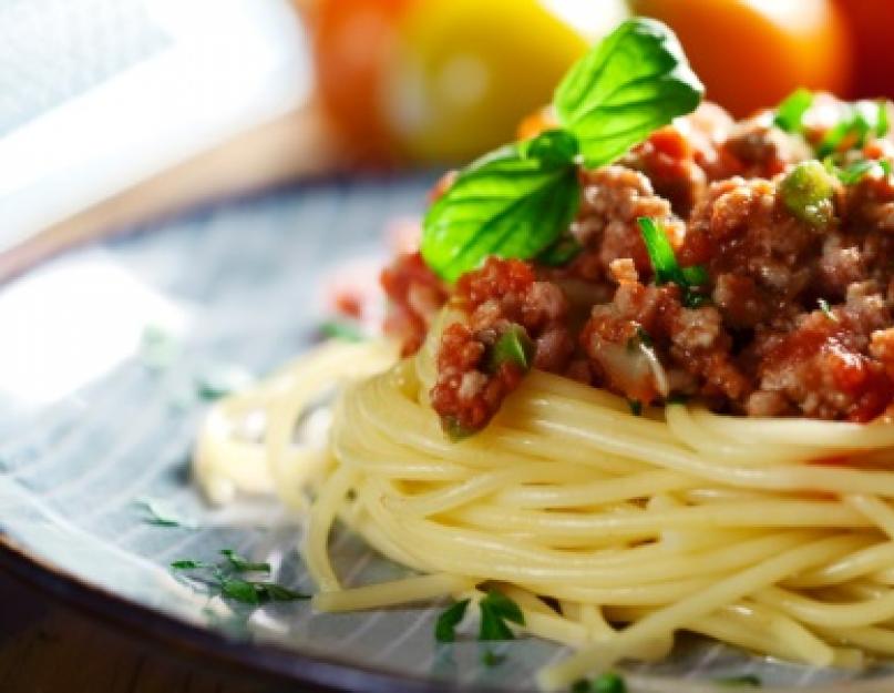 Спагетти с фаршем рецепт в домашних. Спагетти с фаршем в томатном соусе