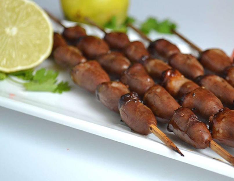 Shish kebab sur un bâton en bois au four.  Shish kebab au four sur des brochettes