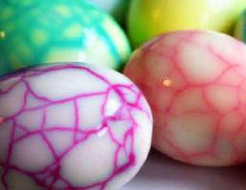 Как сделать яйца в шелухе. Как покрасить яйца на Пасху: от цвета до декора