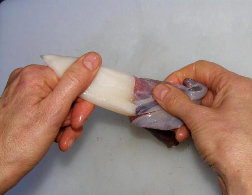 Как легко очистить кальмары от пленки. Как варить кальмаров, чтобы мясо было нежным. Как правильно и сколько варить кальмары