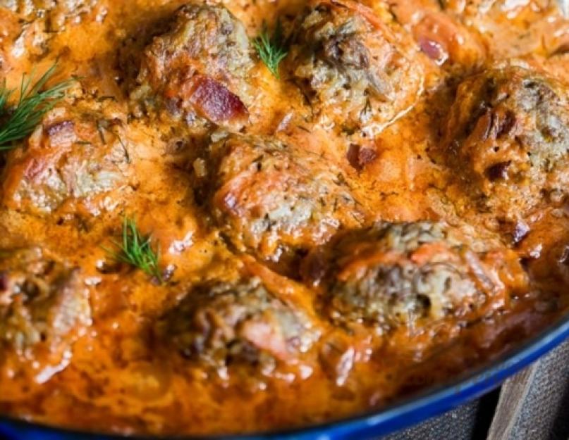 Recette de boulettes de poulet en sauce.  Boulettes de poulet à la sauce tomate.  Spaghetti aux boulettes de viande à la sauce tomate