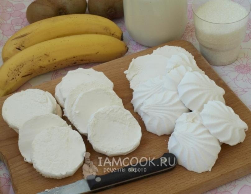 Pastel de malvaviscos con frutas y crema agria.  Pastel de malvavisco sin hornear