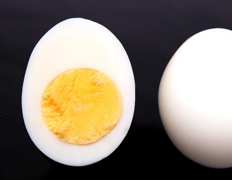 Сколько весит куриный желток сырой. Сколько в среднем весит яйцо куриное – как узнать