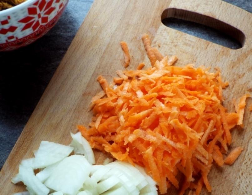 Tarte levée aux girolles.  Recette : Tarte ouverte aux girolles - Pommes de terre et girolles, pâte feuilletée, garniture à la crème sure et au fromage.  Tarte maison aux girolles, fromage et crème sure