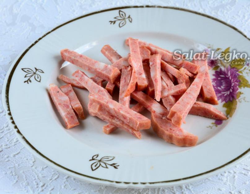 Salade gourmande aux saucisses.  Comment préparer la salade Obzhorka au bœuf et aux champignons : recette en couches.  Comment bien servir un plat aux invités