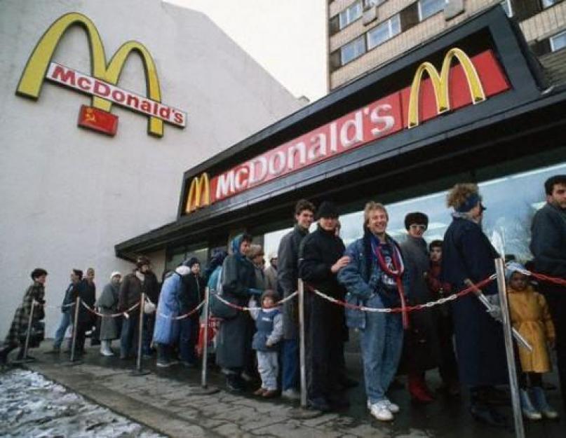 La fila più lunga al McDonald's.  McDonald's.  Apertura.  Come tutto cominciò